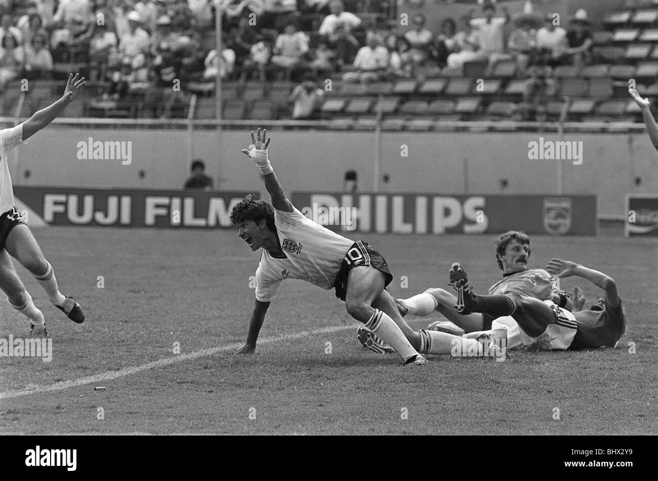 World Cup 1986 Inghilterra 3 Polonia 0 Gary Lineker si trasforma in gioia dopo che egli mette uno lontano, in un gioco che lo vede arrivare un hat trick. A Tecnol gico, Monterrey Foto Stock