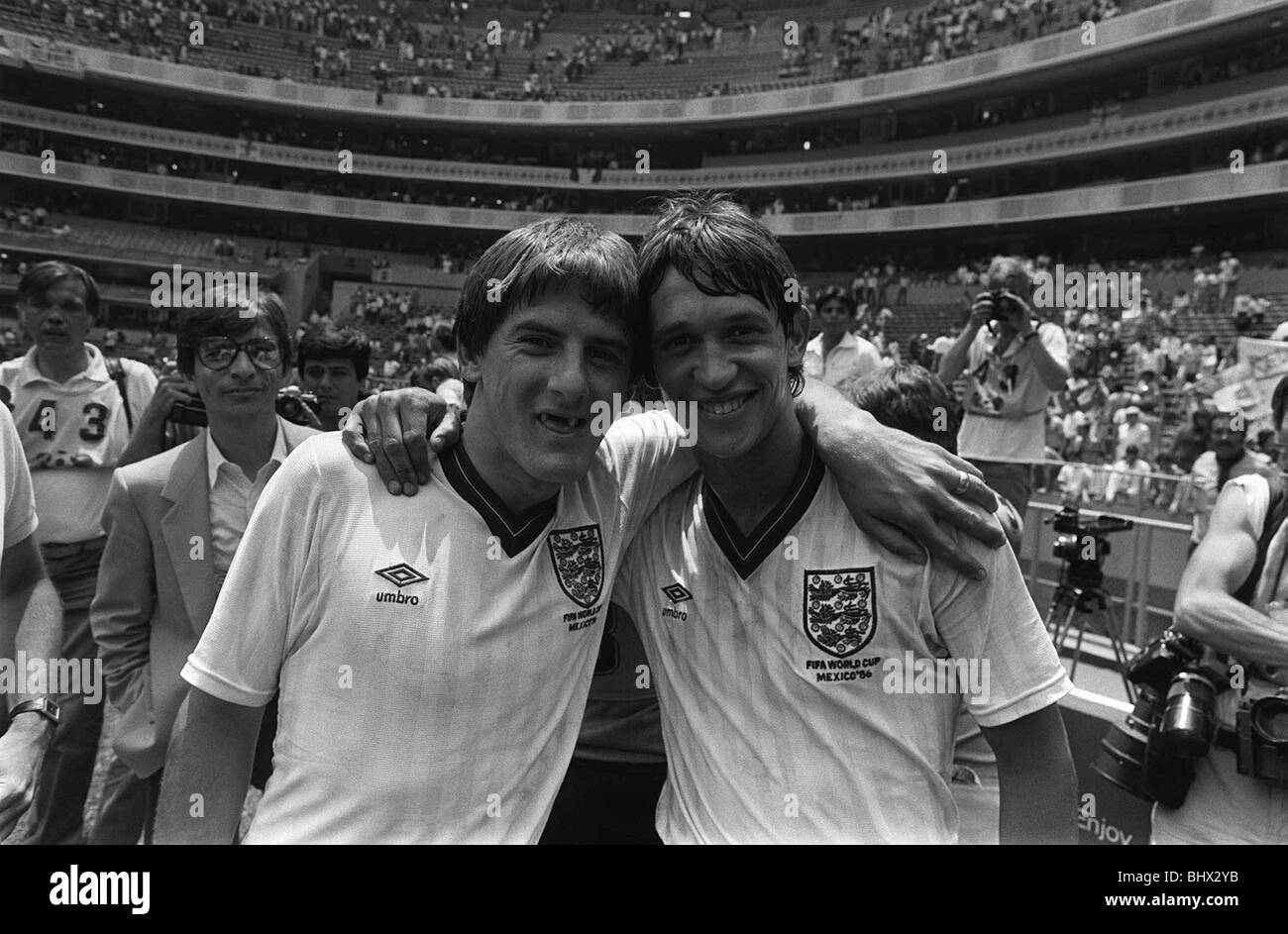 World Cup 1986 Inghilterra 3 Paraguay 0 Ultimi 16 un arma spuntata Peter Beardsley e Gary Lineker dopo il fischio finale in un gioco che li vide afferrare ogni un obiettivo. Foto Stock