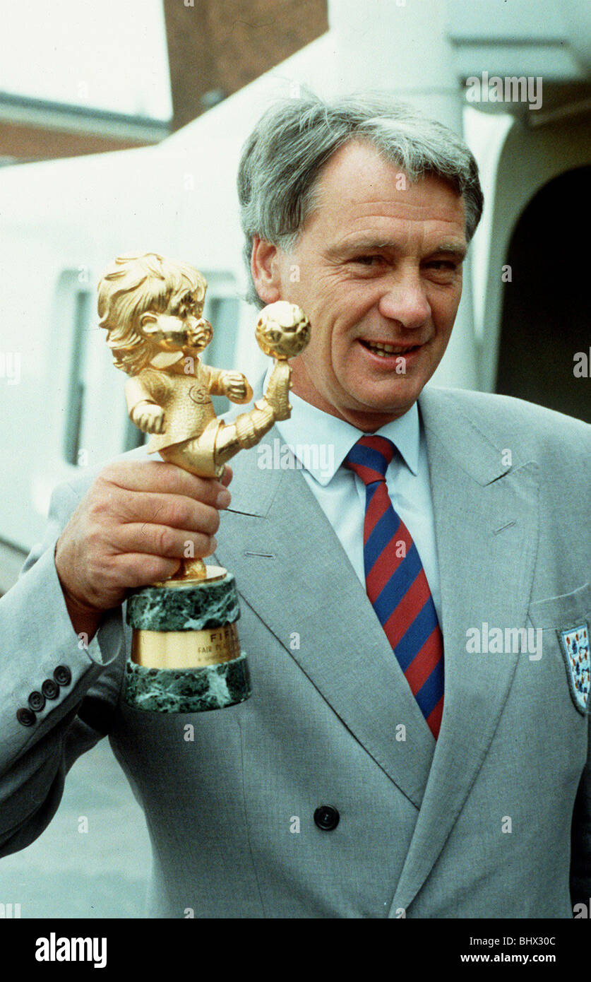 Bobby Robson ex Inghilterra Manager, mostrato dopo essere stata presentata con FIFA Trofeo Fair Play Award, poco dopo la Coppa del Mondo di Calcio 1990 finali, luglio 1990. Foto Stock