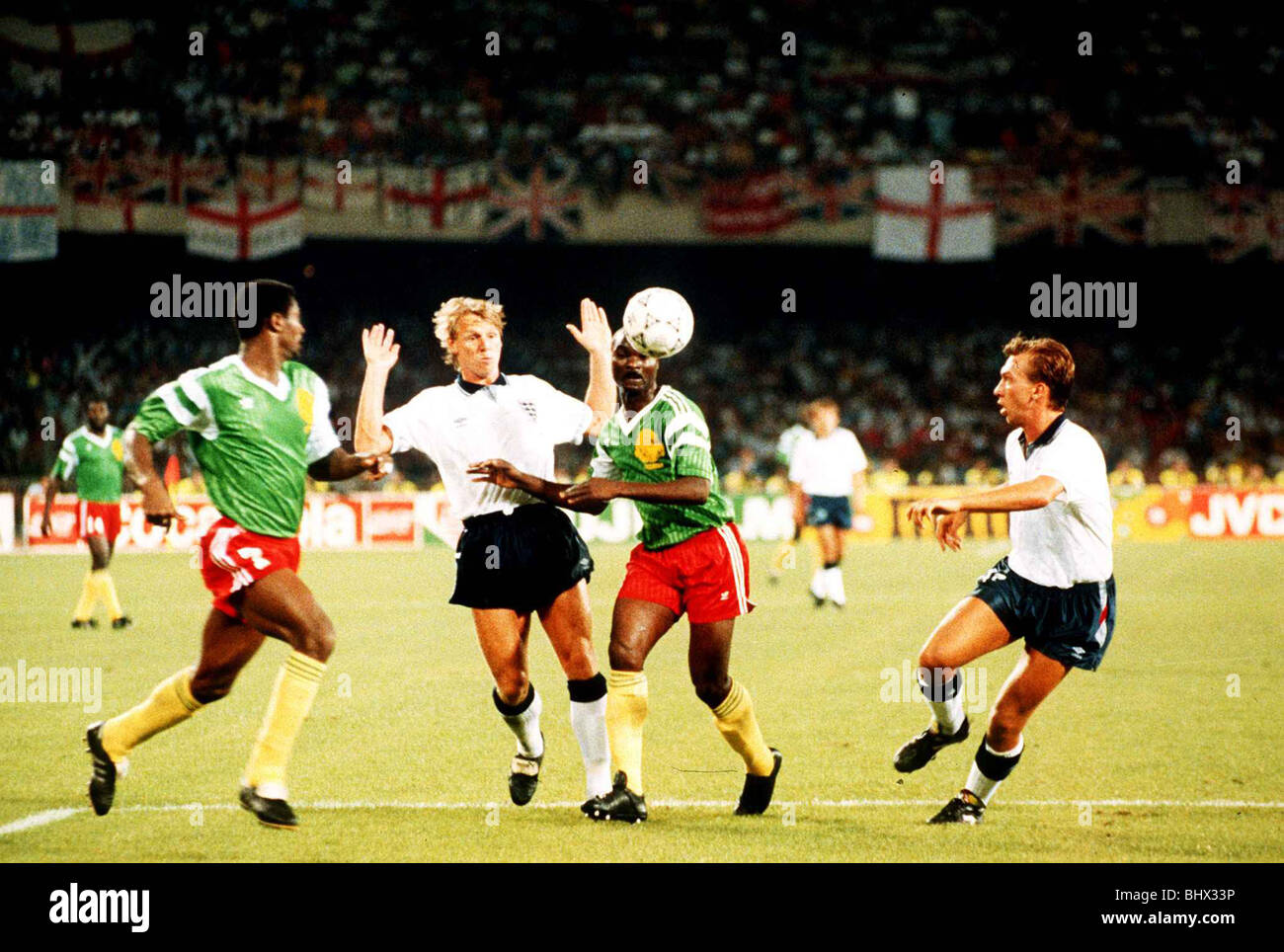 World Cup 1990 trimestre finale di Napoli. Inghilterra 3 Camerun 2 dopo un tempo supplementare Des Walker & David Platt attaccano in Camerun box Foto Stock