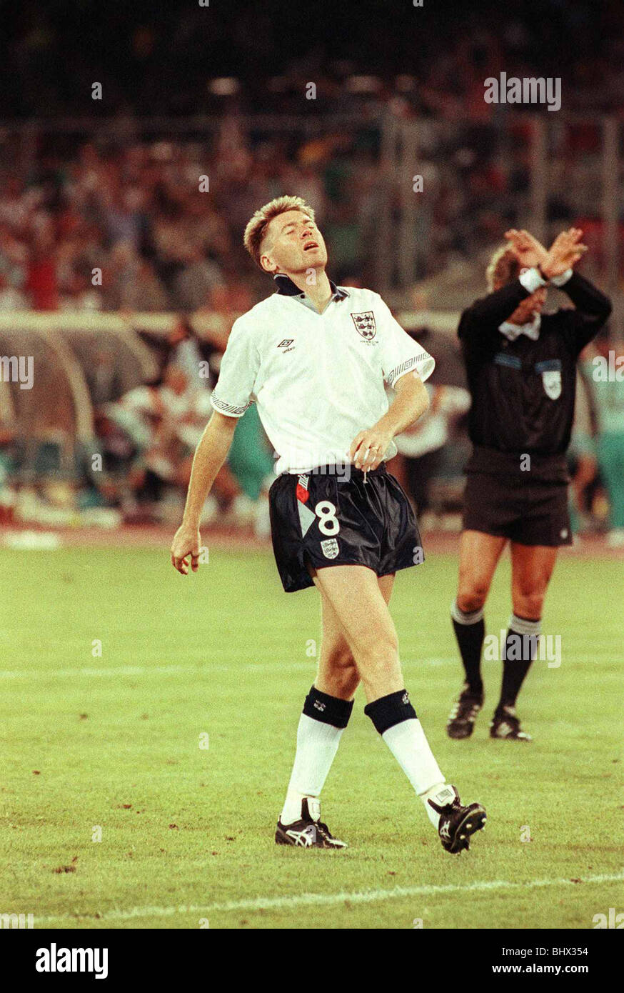 Chris Waddle manca una sanzione di sparare fuori in Coppa del mondo 1990 durante l'Inghilterra v Germania semi gioco finale Y2K calcio Inghilterra ha incontrato la Germania nella semifinale della Coppa del Mondo (Italia 90) 1990. La partita si è conclusa 1-1 dopo Gary Lineker aveva equalizzata per l'Inghilterra. Tempo supplementare non ha portato gli obiettivi e in modo tale che il gioco è stato deciso su una penalità shoot out. Purtroppo Chris Waddle e Stuart Pearce entrambi perso così la Germania Ovest è andato attraverso. Inghilterra aveva iniziato il torneo tranquilla ma sembrava a crescere più sicuri come hanno progredito attraverso la semilavorati Foto Stock