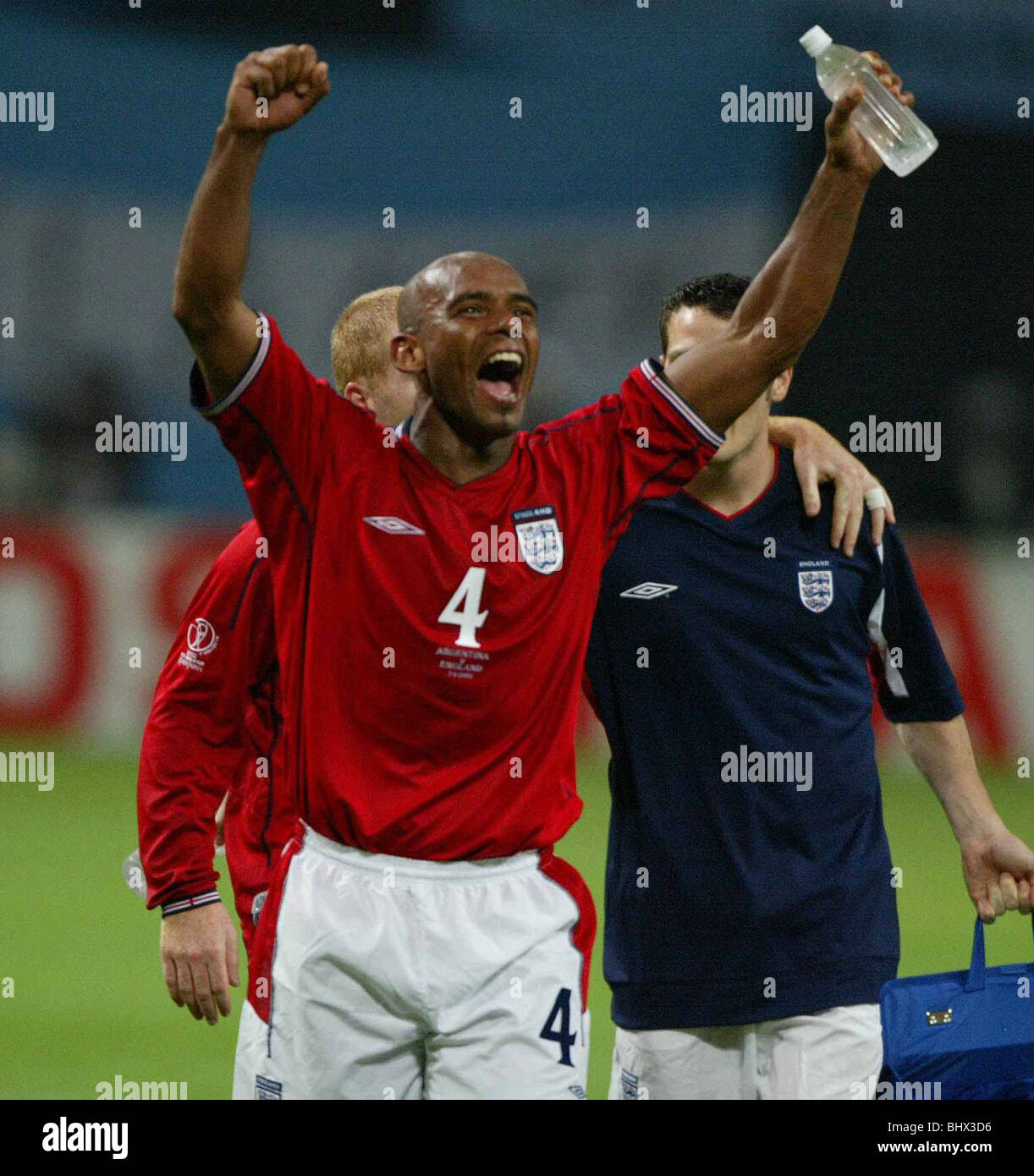 World Cup 2002 Corea Giappone Giugno 2002 Argentina 0 Inghilterra 1 Dome di Sapporo, Giappone. Trevor Sinclair solleva le braccia nella celebrazione EnglandÕs vincere al fischio finale. wc2002 Foto Stock