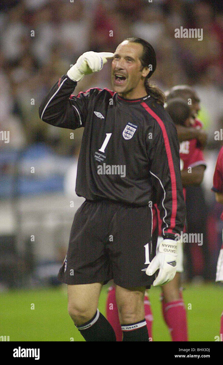 Inghilterra 1 Argentina 0 World Cup Giugno 2002 Dome di Sapporo, Giappone. David Seaman saluta la folla al fine di corrispondere con l'argentina Foto Stock