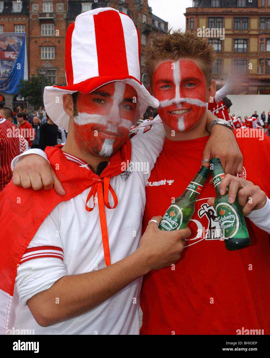 Per gli appassionati di calcio sostenitori Giugno 2002 mostrato in anticipo di Inghilterra e Danimarca 2. Round Match ventole danese si radunano nel centro di Copenhagen Foto Stock
