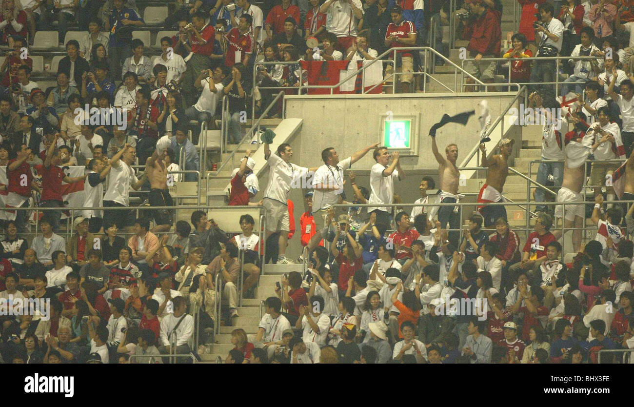 Coppa del Mondo di giugno 2002 secondo turno. Inghilterra sostenitori celebrare durante il loro match contro la Danimarca che in Inghilterra ha vinto 3-0 Foto Stock