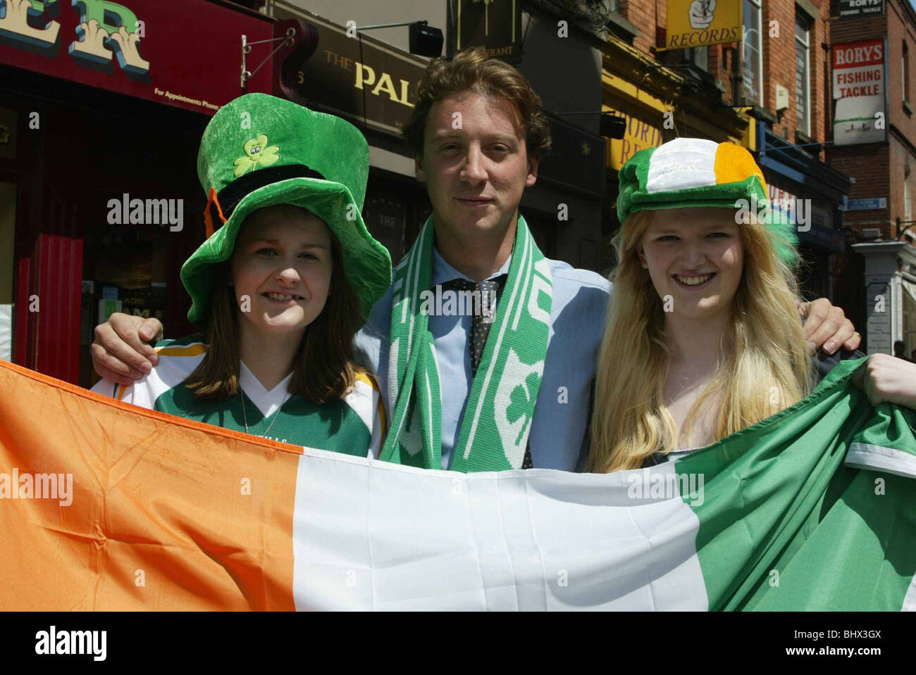 Coppa del Mondo di Calcio 2002 Giappone / Corea Irlanda tifosi Giugno 2002 Gli specchi Tom Newton Dunn sfila per le strade di Dublino per soddisfare Foto Stock