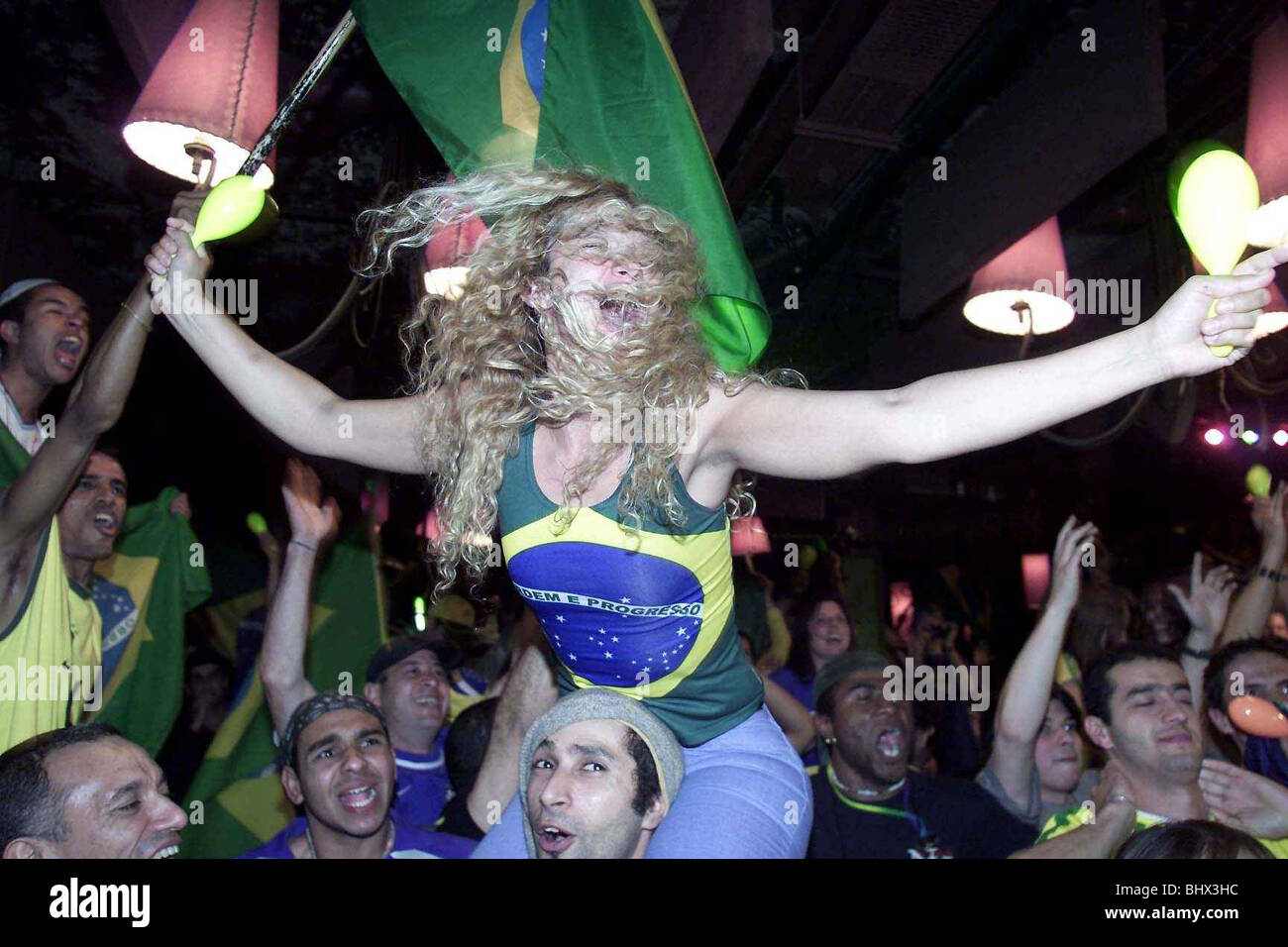 Il calcio brasiliano appassionati sostenitori Giugno 2002 Football Giugno 2002 FIFA World Cup Korea/Giappone Inghilterra v Brasile una femmina Brazil ventola Foto Stock