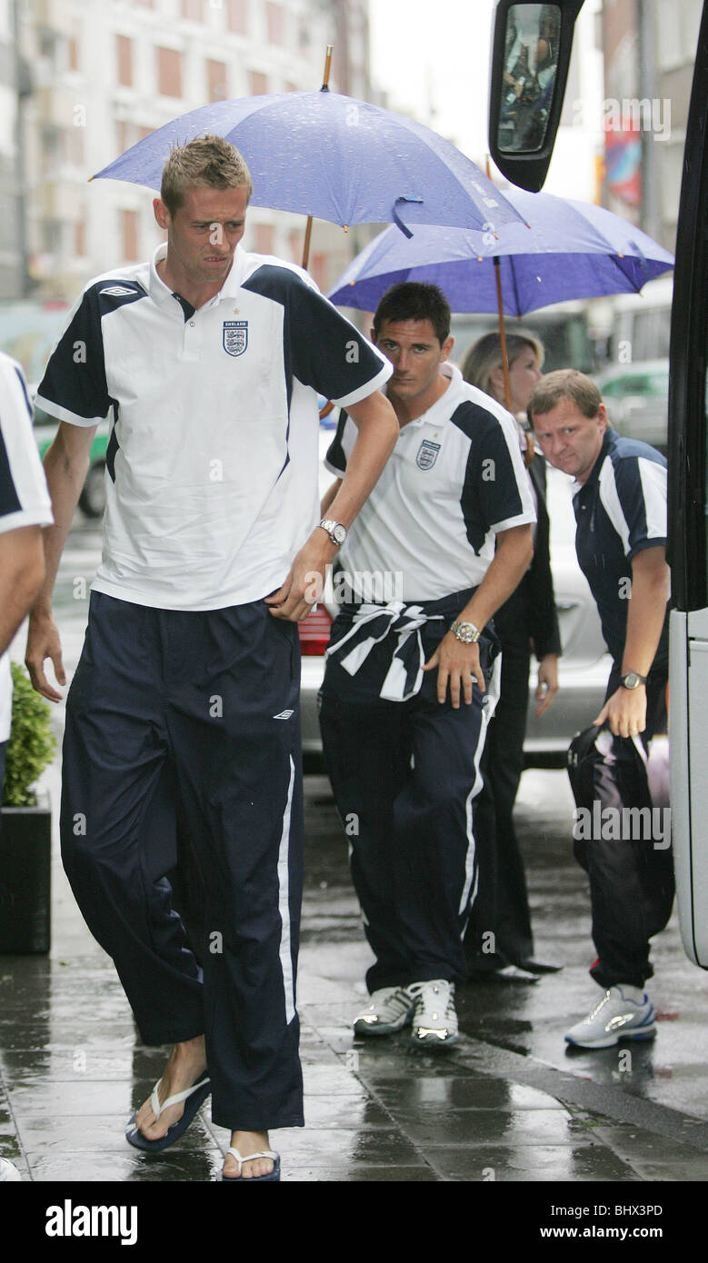 Giugno 2006 Inghilterra squadra arriverà a Colonia durante una pioggia torrenziale tempesta, Peter Crouch & Frank Lampard scendere autobus a Hilton Hotel Foto Stock