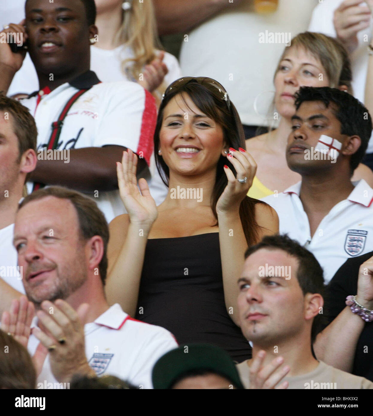 Coppa del Mondo di giugno 2006 ultimi sedici Inghilterra v Ecuador Inghilterra il calciatore Wayne Bridge girlfriend Vanessa Peronncel nella folla di tifosi Foto Stock