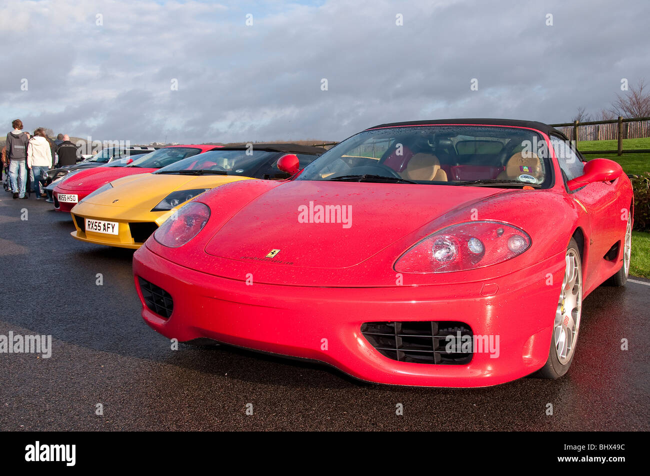 Linea di Supercars parcheggiato su Goodwood circuito di gara Foto Stock