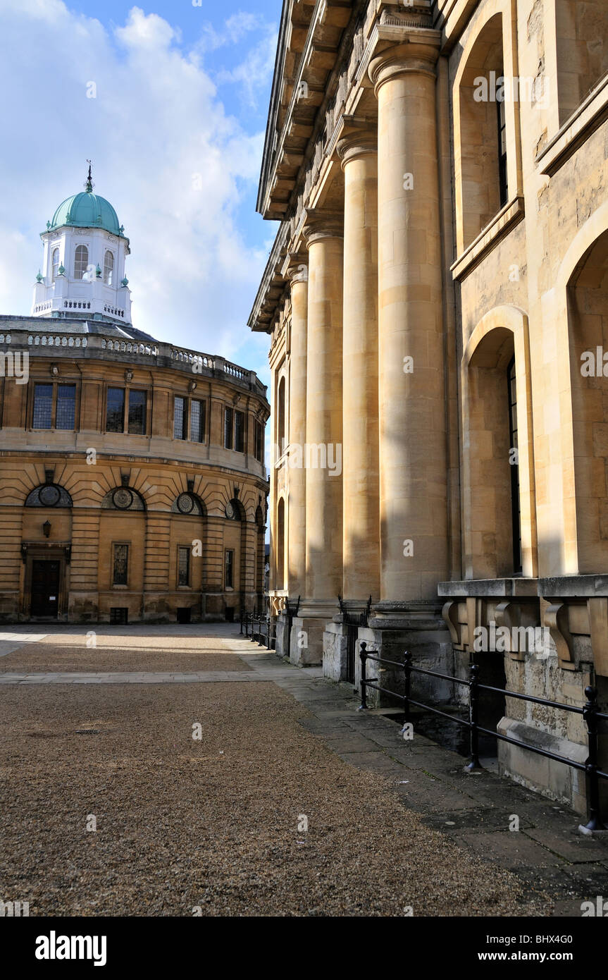Il Sheldonian Theatre (a distanza) con il Clarendon Building a destra, Oxford, Inghilterra. Foto Stock