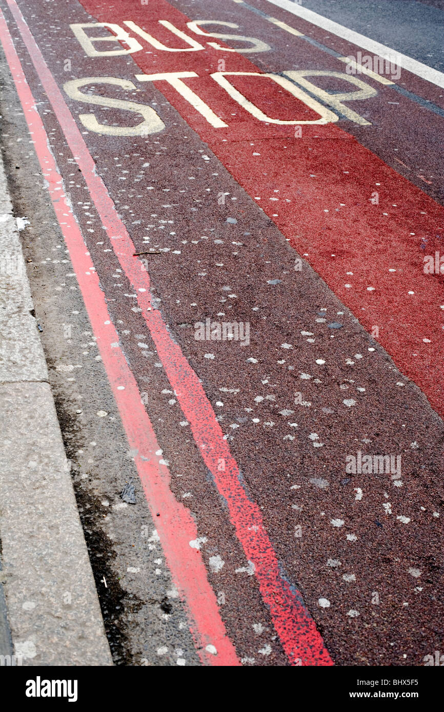 La gomma da masticare che sputò fuori sulla strada vicino alla fermata del bus a Londra, Inghilterra, Regno Unito, Europa Foto Stock