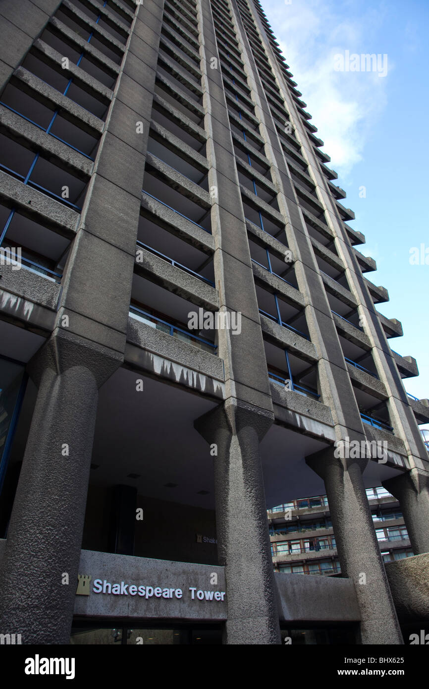 Shakespeare torre a torre residenziale blocco del Barbican Estate central London REGNO UNITO Foto Stock