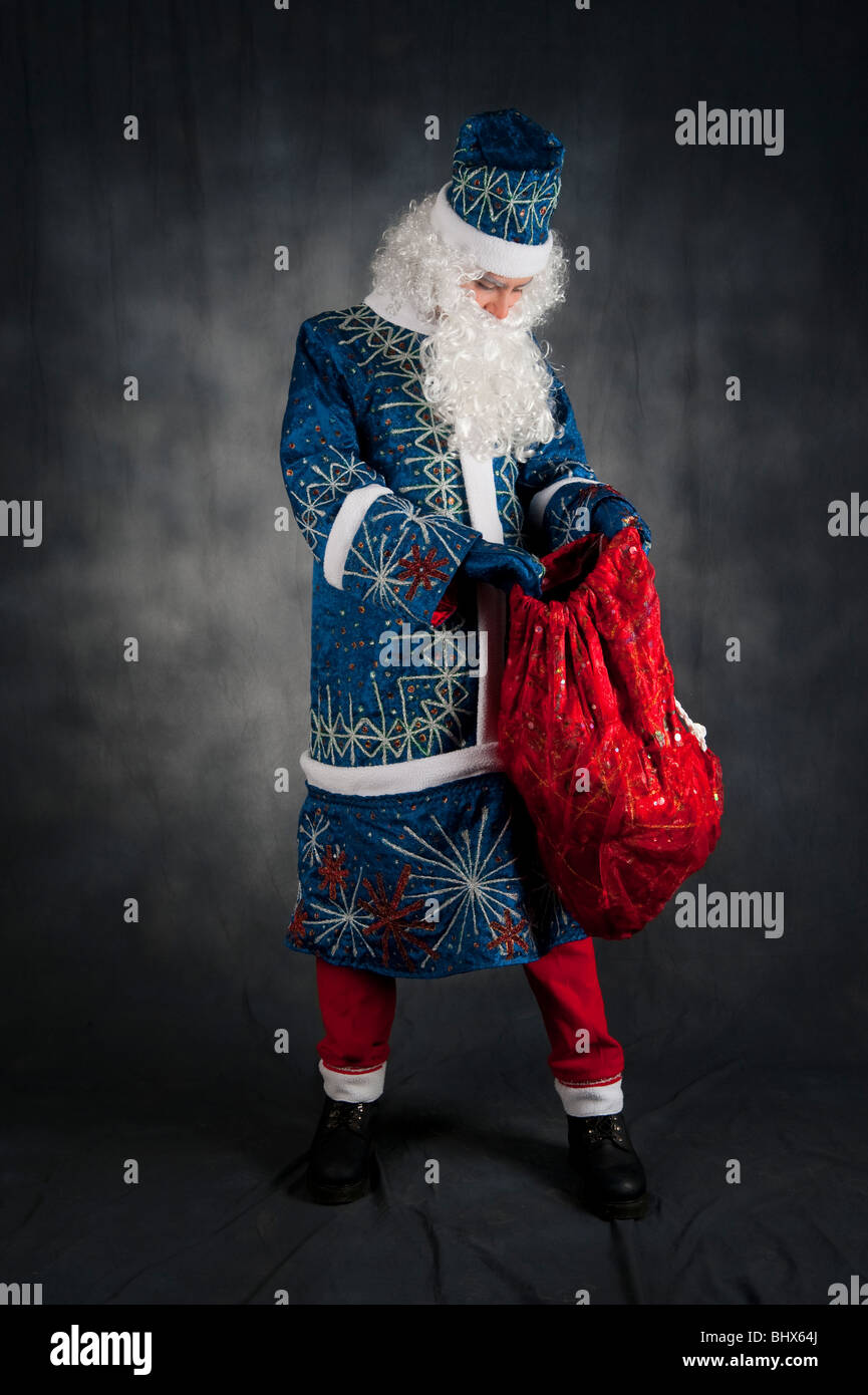 Moroz, Personaggio Di Natale Russo. Padre Gelo Con Una Borsa Di Regali in  Una Foresta Innevata. Inverno Immagine Stock - Immagine di gelo, uomo:  205092817