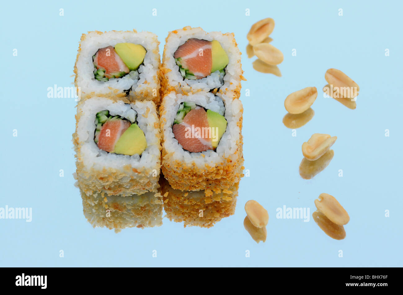 Il salmone dentro e fuori il sushi Foto Stock