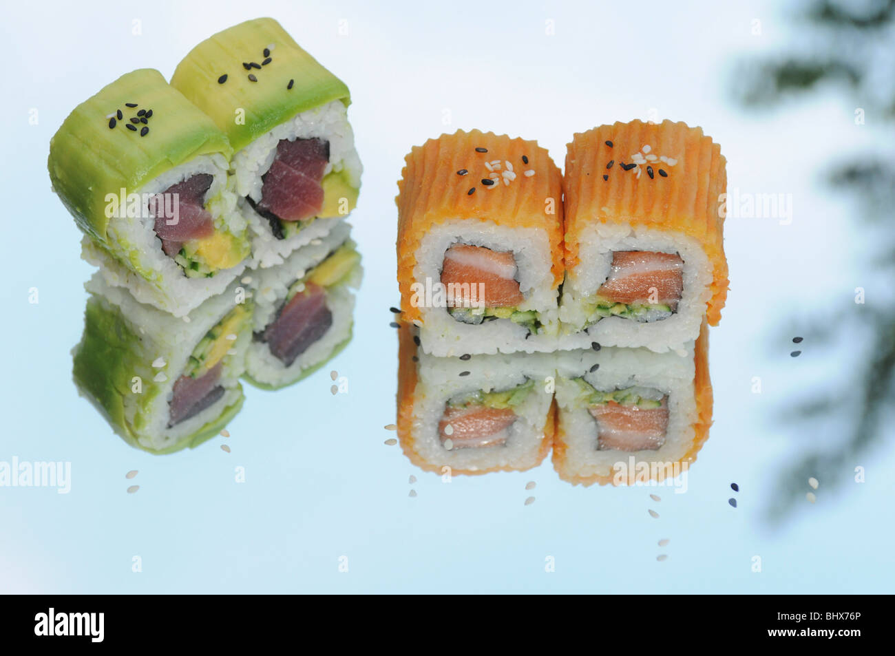 Salmone e Tonno dentro e fuori il sushi Foto Stock