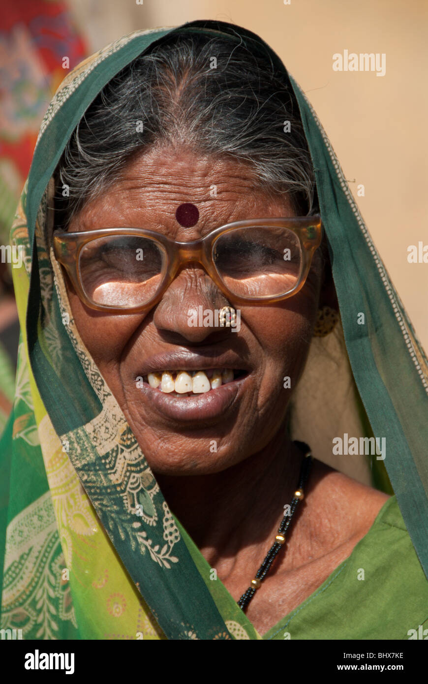 Un ritratto di una donna più anziana che indossa gli occhiali graffiati in  un villaggio tribale vicino a Gwalior, Madya Pradesh, India Foto stock -  Alamy