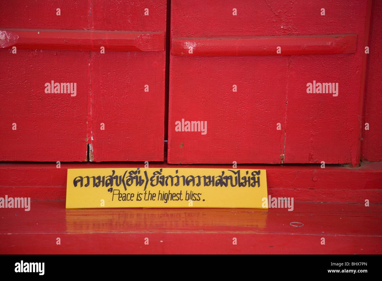 La pace è la più alta beatitudine - segno nel tempio thailandese Foto Stock