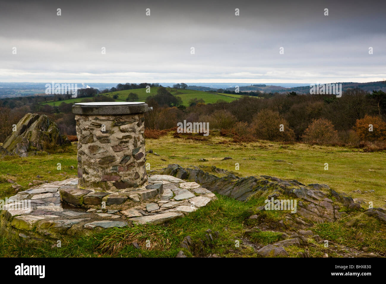 La vista attraverso il Charnwood foresta da Beacon Hill al vecchio Giovanni Foto Stock