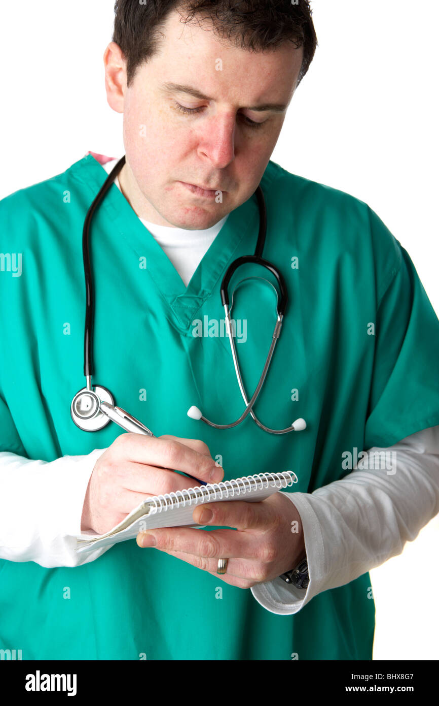 Uomo che indossa medical scrubs e stetoscopio scrivere note in un notebook Foto Stock