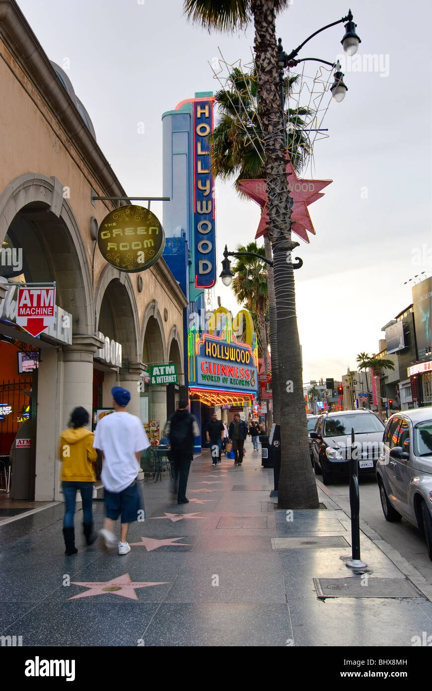 La Hollywood Museo Guinness dei Record mondiali sulla Walk of Fame a Hollywood Boulevard con qualcuno la lucidatura le stelle. Foto Stock