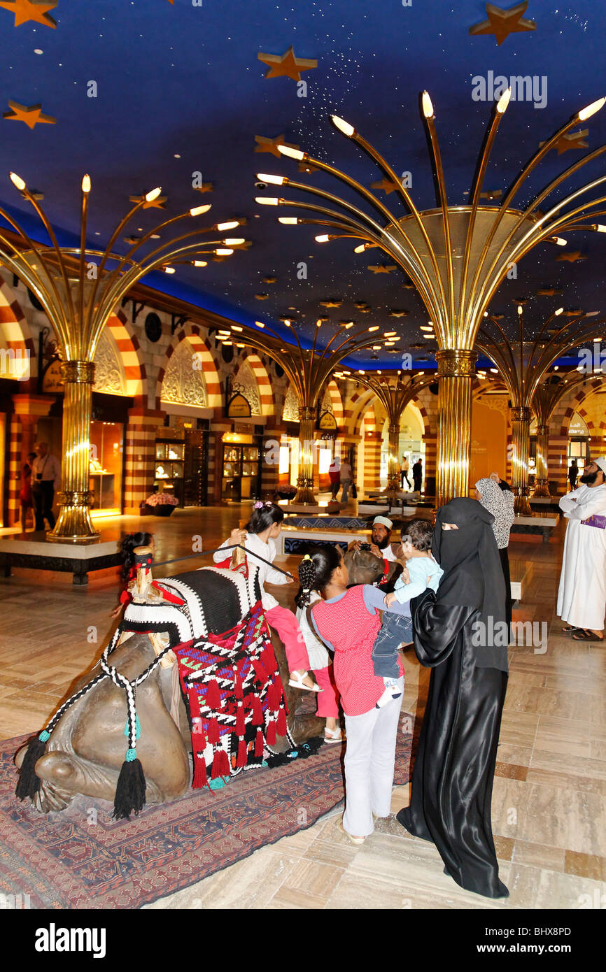 Arabian Court a Dubai Mall vicino a Burj Khalifa , centro commerciale più grande del mondo con più di 1200 negozi, Dubai, Emirati arabi uniti Foto Stock