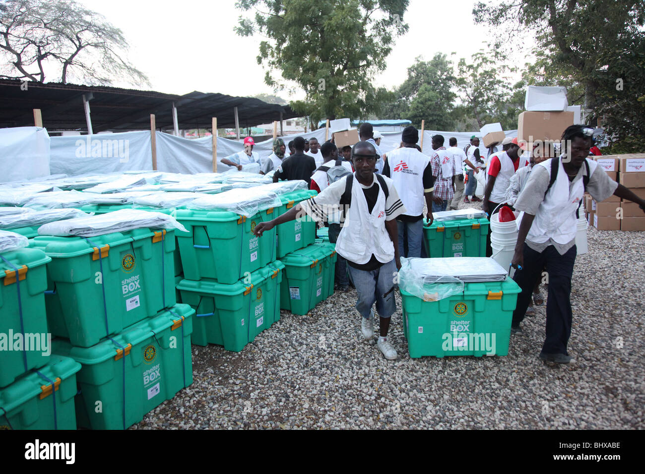 La distribuzione degli aiuti da Shelterbox e Medecins sans Frontieres a Port-au-Prince, Haiti dopo il terremoto del gennaio 2010 Foto Stock
