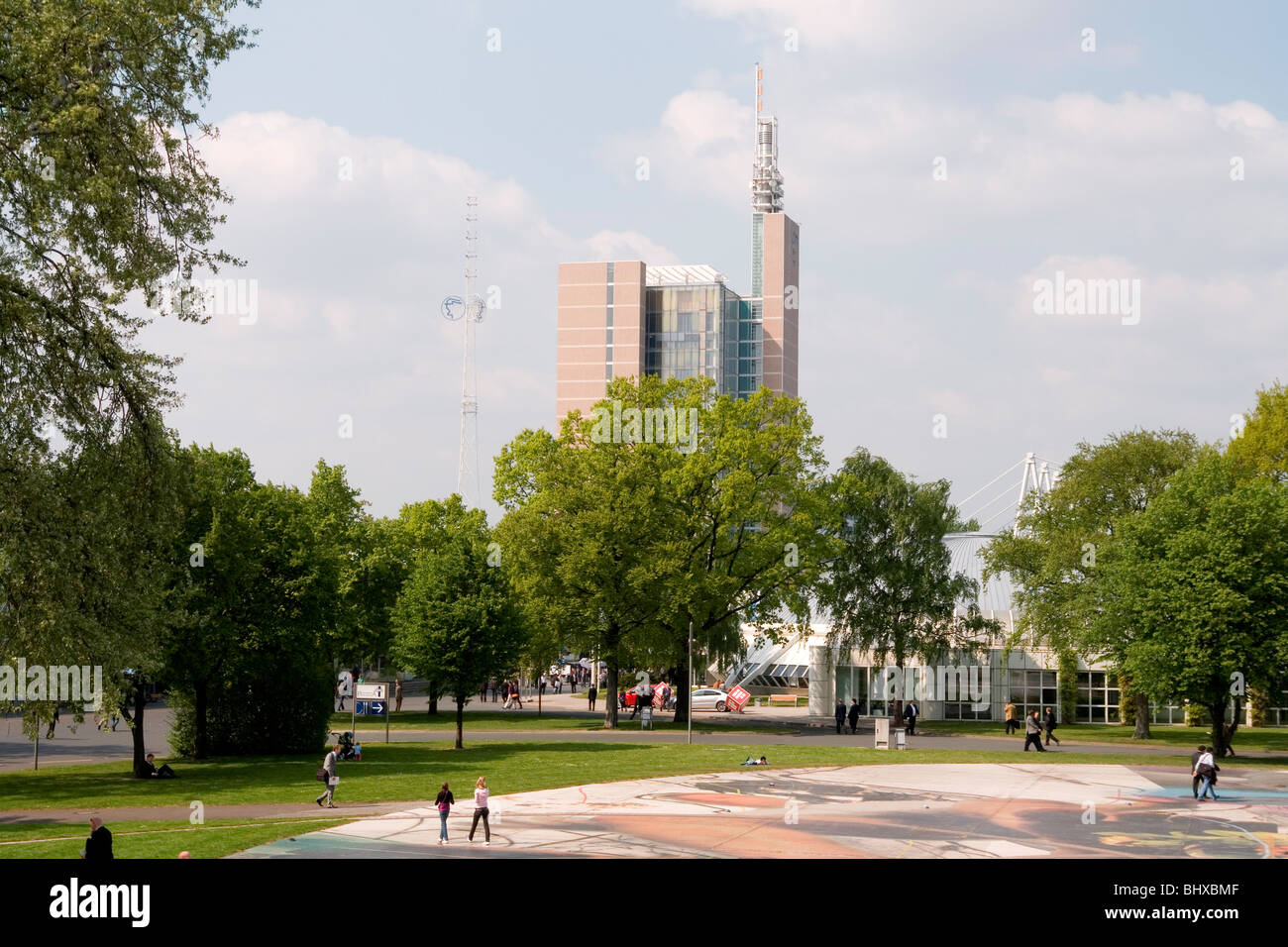 Hannover Messe 2009, il più importante evento di tecnologia open-air sito. L'edificio amministrativo. Repubblica federale Foto Stock