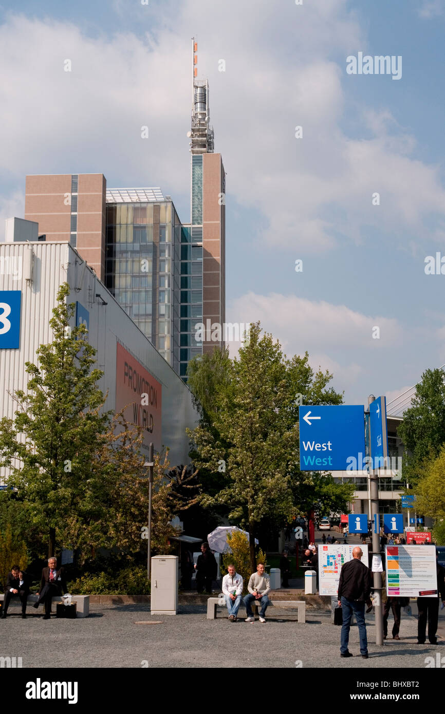 Hannover Messe 2009, il più importante evento di tecnologia open-air sito. L'edificio amministrativo. Repubblica federale Foto Stock