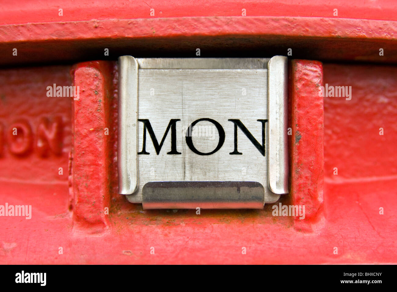 Lunedì - La più temuta Giorno della settimana come visualizzato su un rosso inglese Post Box. Foto Stock