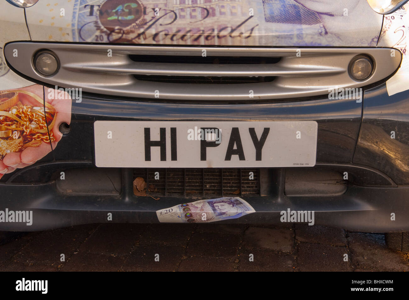 Una personalizzazione di smart car con numero privato piastra in Bungay , Suffolk , Inghilterra , Inghilterra , Regno Unito Foto Stock
