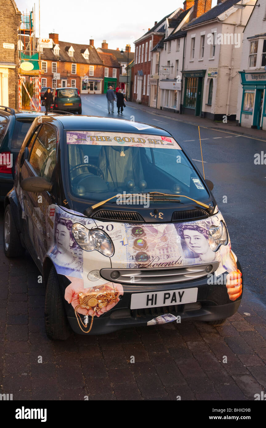 Una personalizzazione di smart car con numero privato piastra in Bungay , Suffolk , Inghilterra , Inghilterra , Regno Unito Foto Stock