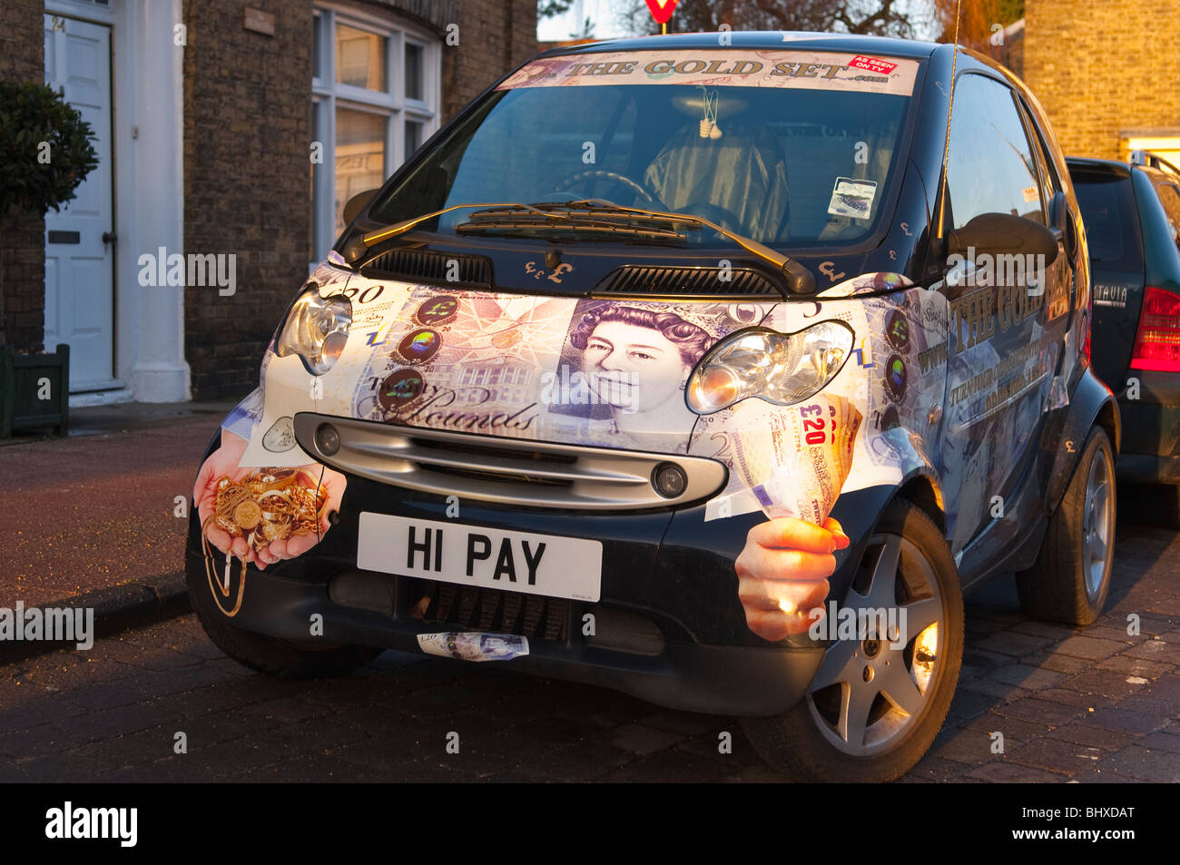 Una personalizzazione di smart car con numero privato piastra in Bungay , Suffolk , Inghilterra , Inghilterra , Regno Unito Foto Stock