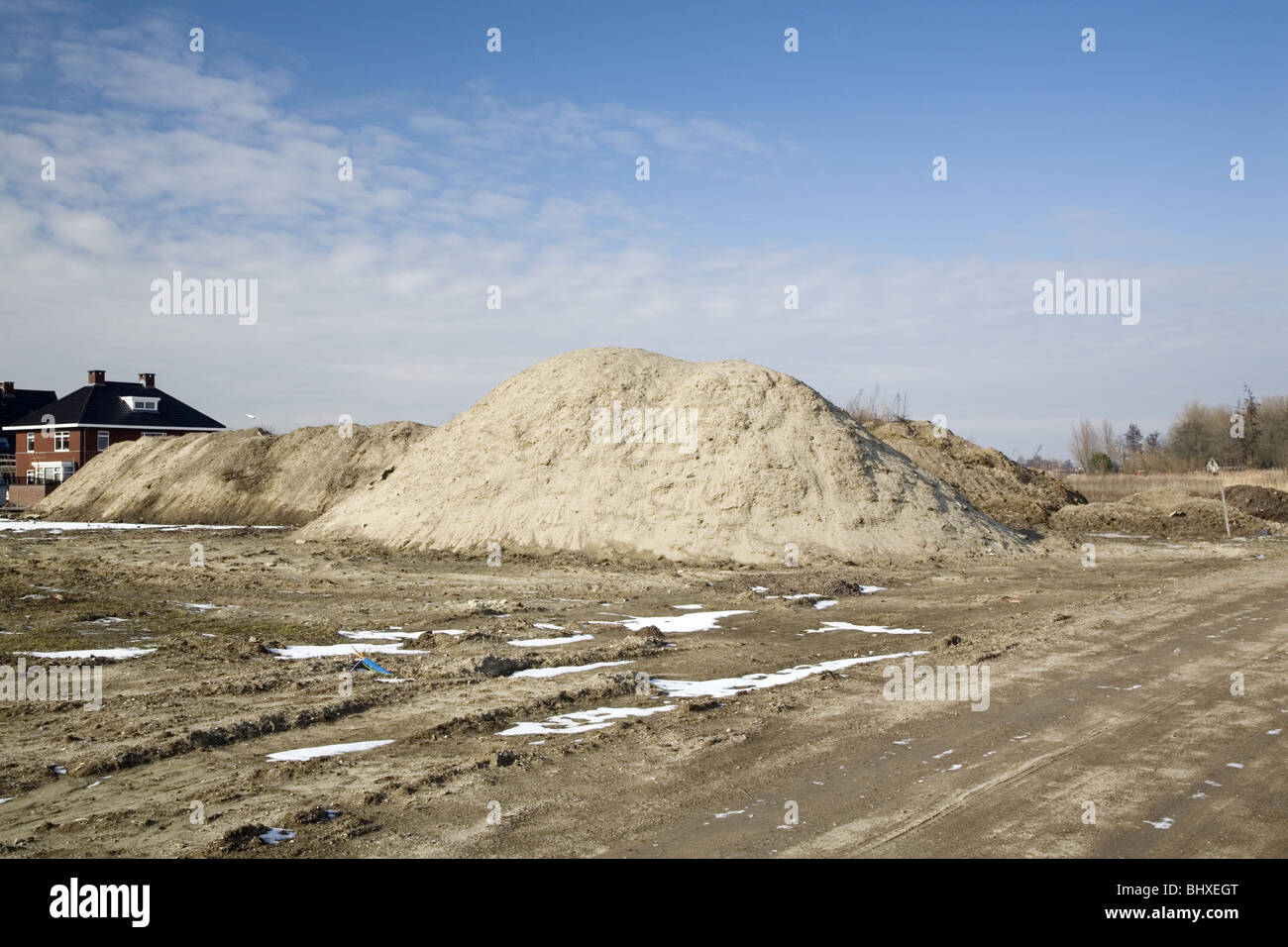 Cumuli di sabbia su un sito di costruzione, Alblasserdam, South-Holland, Paesi Bassi Foto Stock