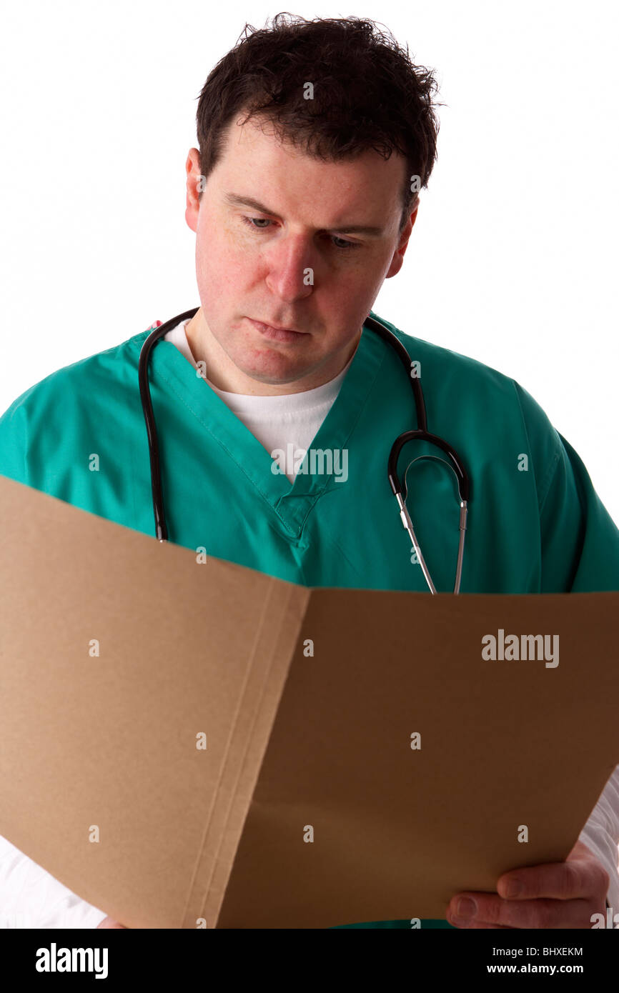 Uomo che indossa medical scrubs e stetoscopio note di lettura in una cartella marrone Foto Stock