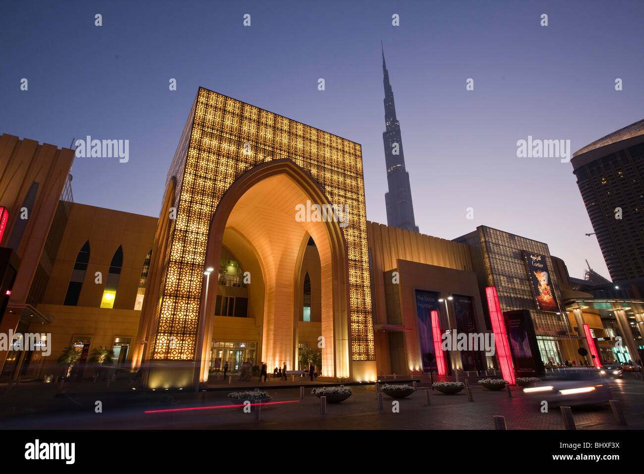 Dubai Mall vicino a Burj Khalifa , centro commerciale più grande del mondo con più di 1200 negozi, Dubai, Emirati arabi uniti Foto Stock