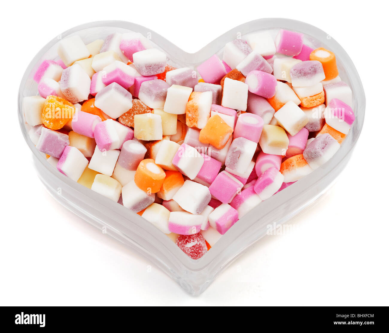 Miscela di Dolly dolci a forma di cuore piatto di vetro isolato come un intaglio contro un bianco di sfondo per studio Foto Stock