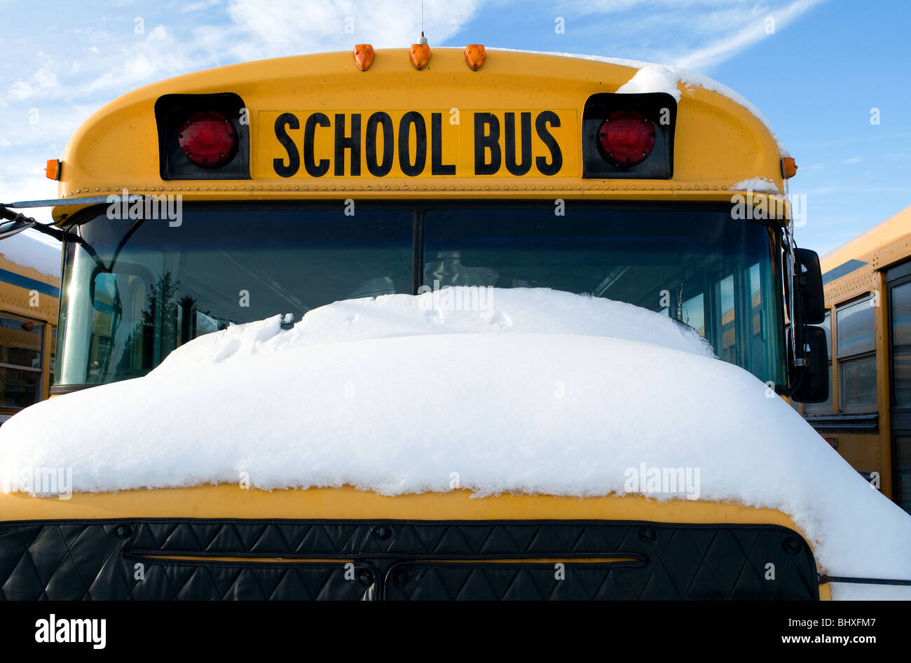 Giallo North American School Bus coperto di neve Foto Stock