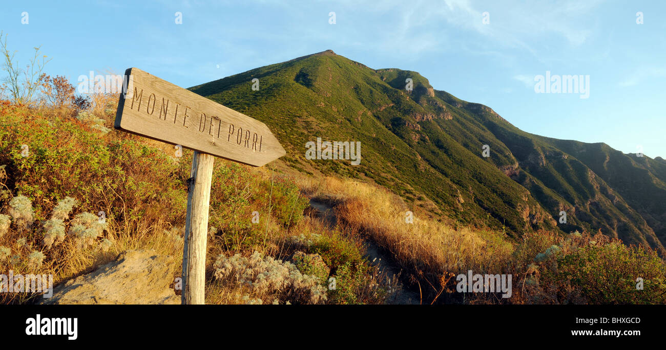 Un segno su un sentiero vicino a Monte dei Porri, uno dei due vulcani estinti nell'isola di Salina, Isole Eolie, in Sicilia, Italia meridionale. Foto Stock