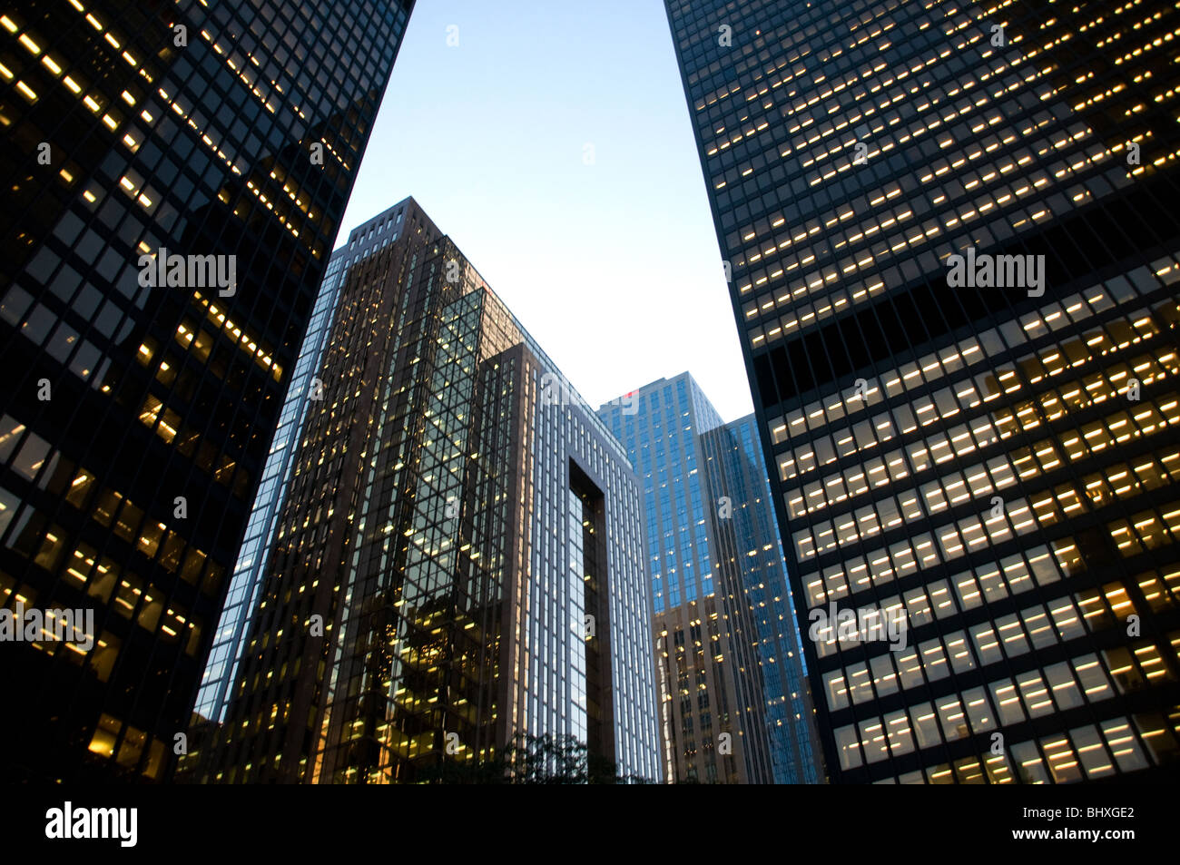 Il 1960s Black Mies Van der Rohe TD Bank torri e altri uffici al tramonto nel quartiere finanziario del centro di Toronto, Ontario, Canada. Foto Stock