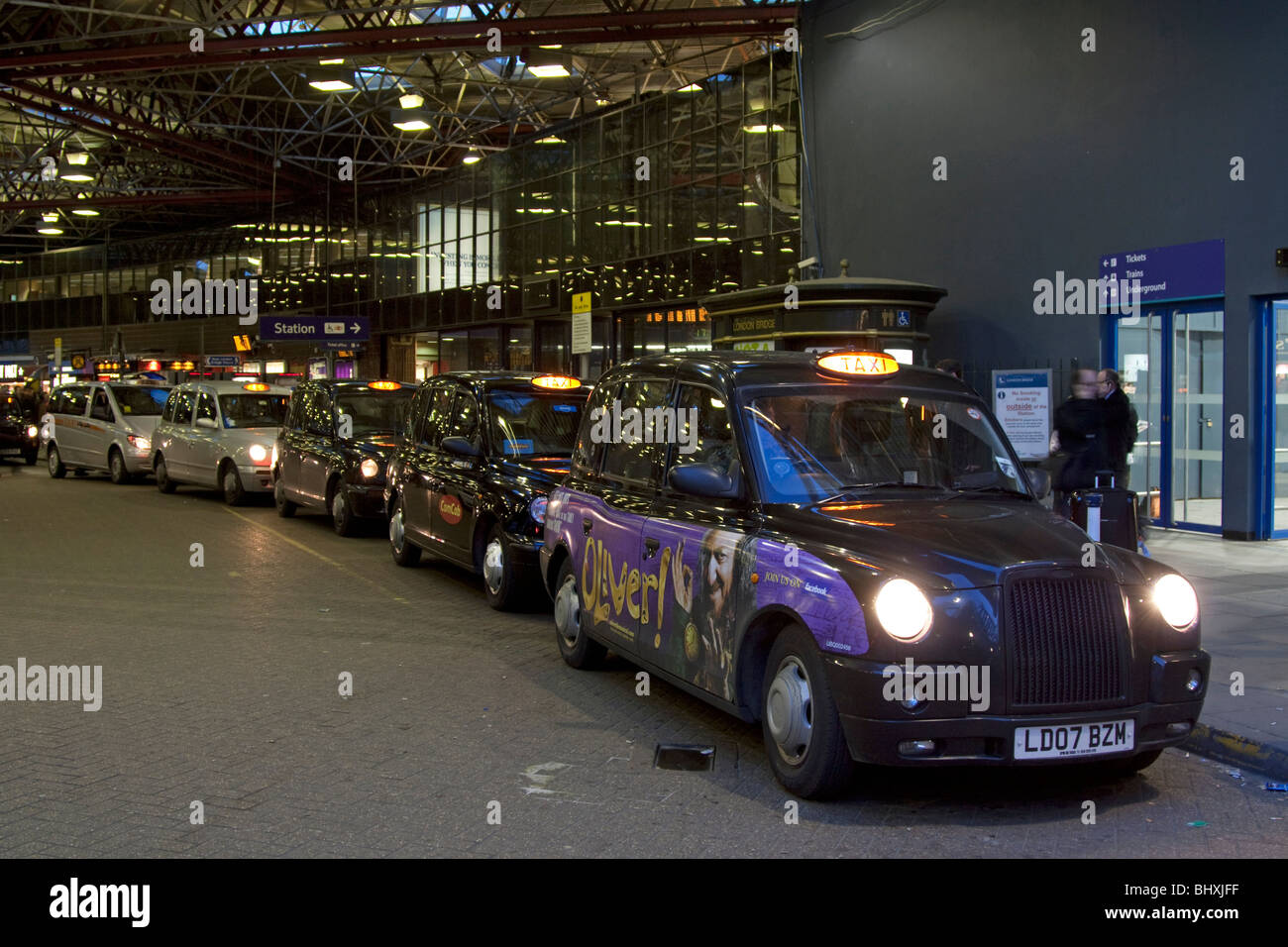Taxi alla stazione London Bridge Southwark Foto Stock