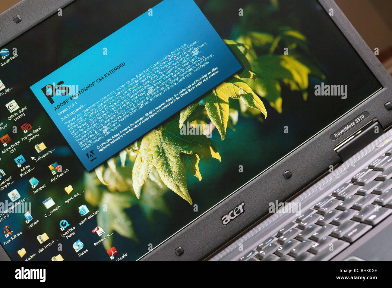 Vista astratta di laptop mostra applicazione software apertura sul desktop. Foto Stock