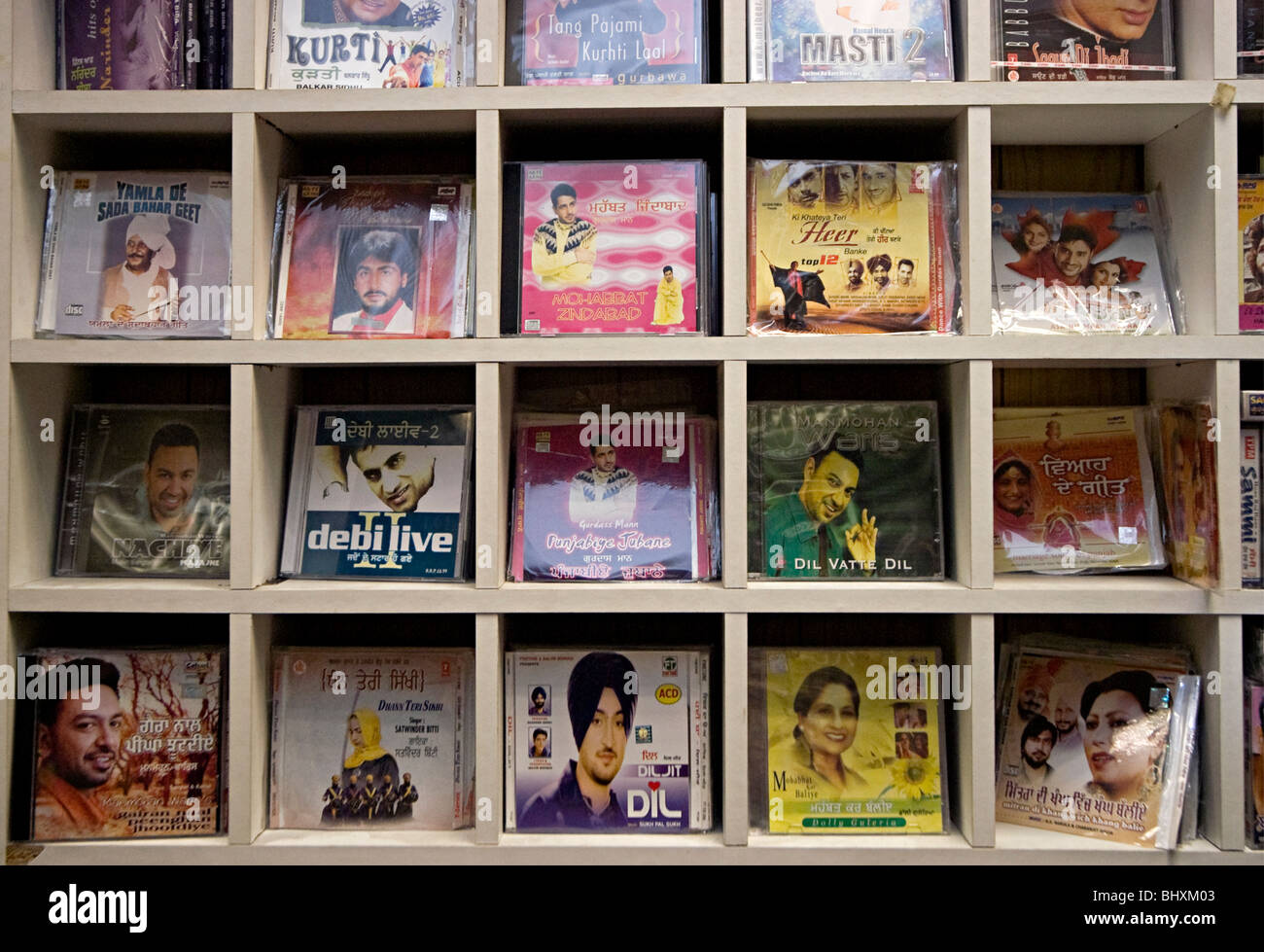 Musica asiatica nastri e CD su scaffali in un negozio. vi è ancora un grande mercato per i nastri in asiatici al mercato musicale Foto Stock