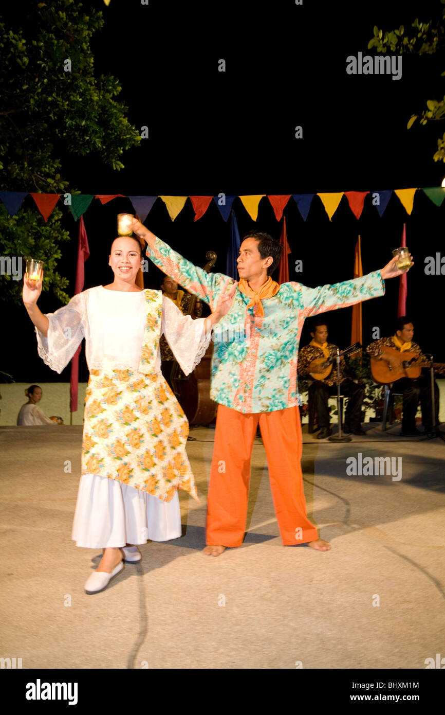 Philippine danze eseguite in prima gli ospiti del resort a Dakak Beach Resort nelle Filippine Foto Stock