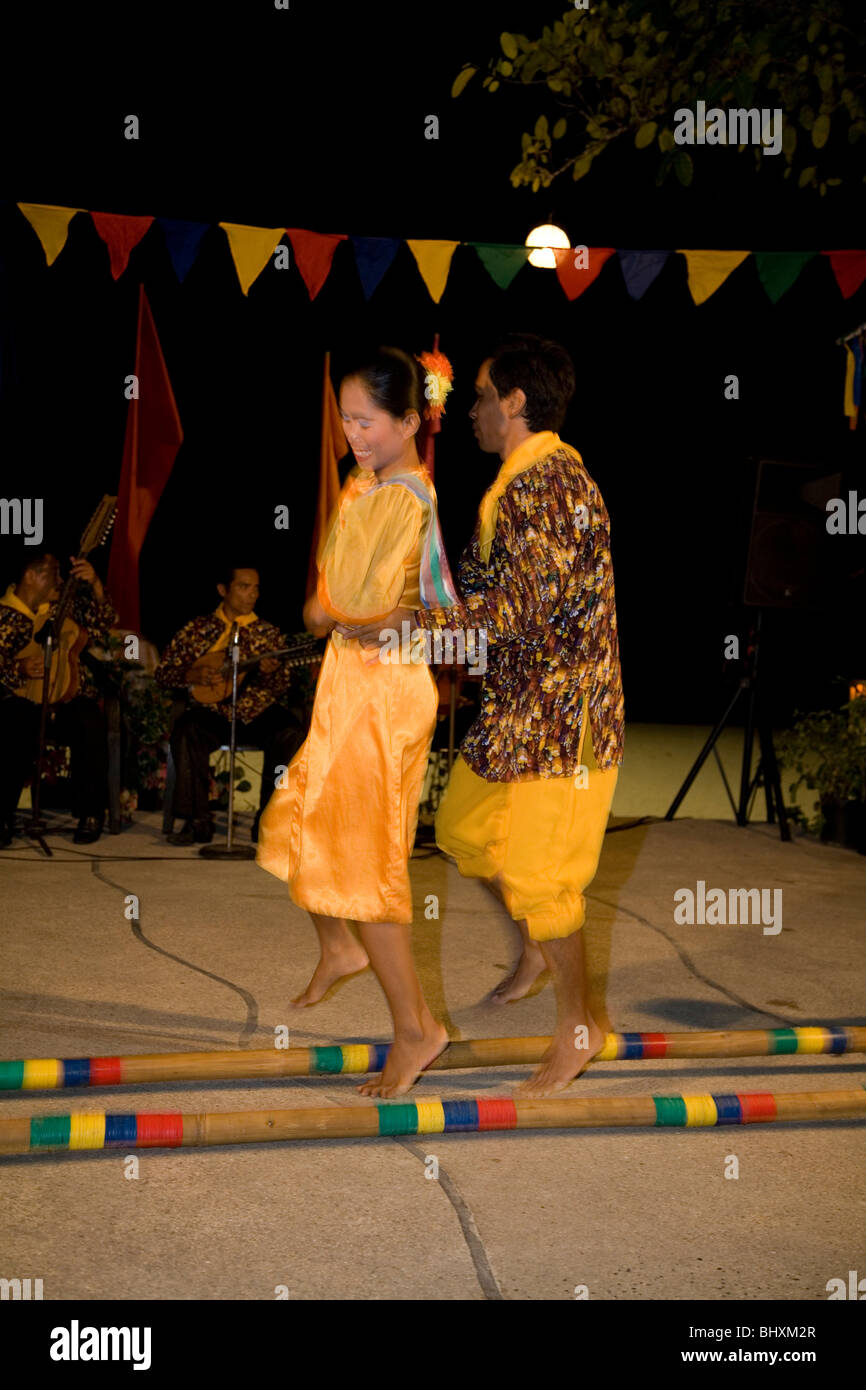 Philippine danze eseguite in prima gli ospiti del resort a Dakak Beach Resort nelle Filippine Foto Stock