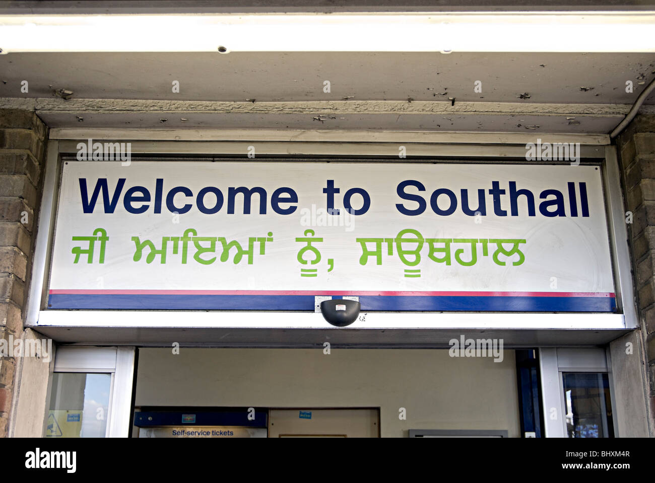 Benvenuto a southall segno rampa nel west London off Broadway una grande area asiatica scritto in punjabi Foto Stock
