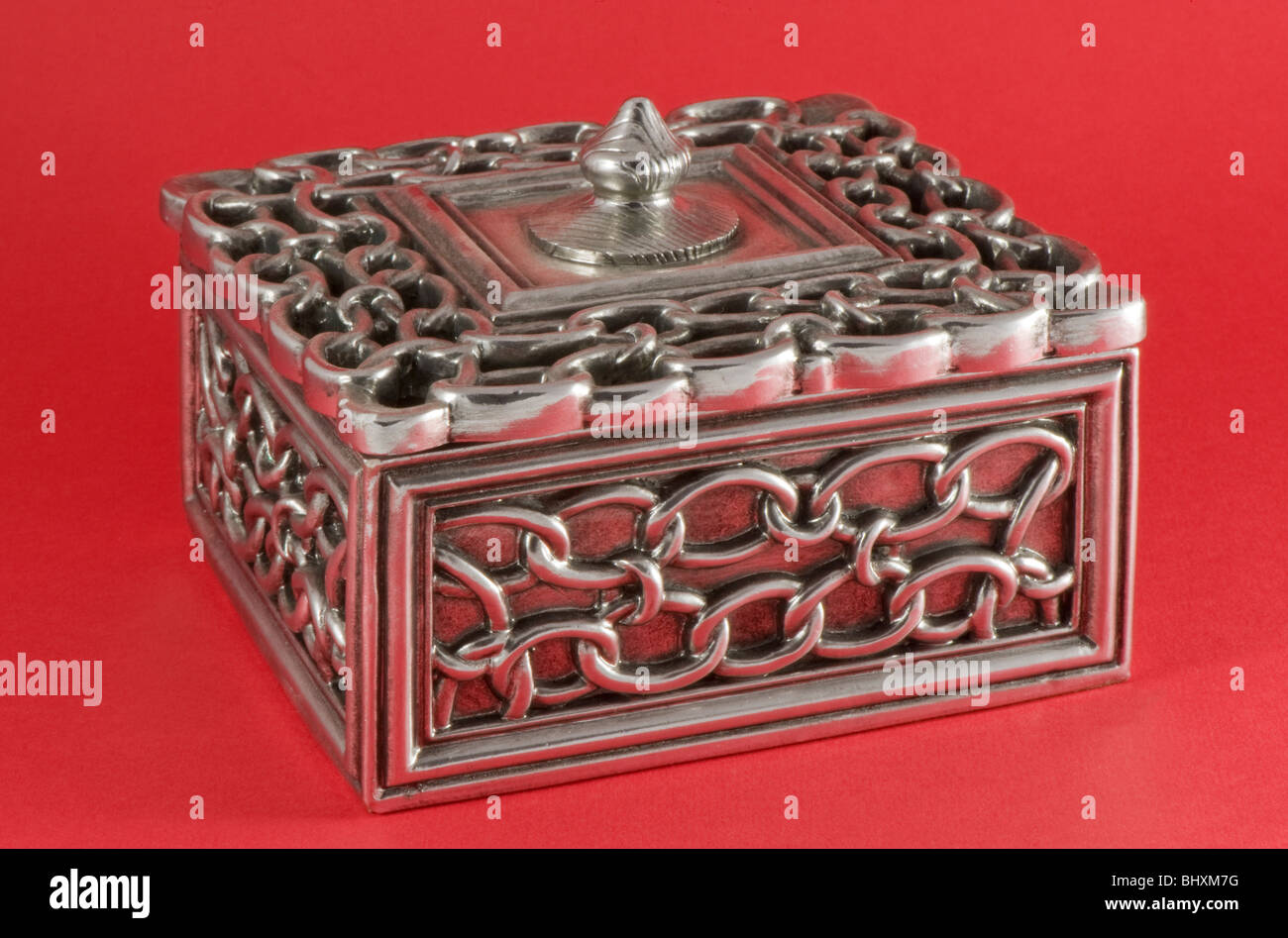 Un quadrato argento gioielli modellato scatola con coperchio Foto Stock