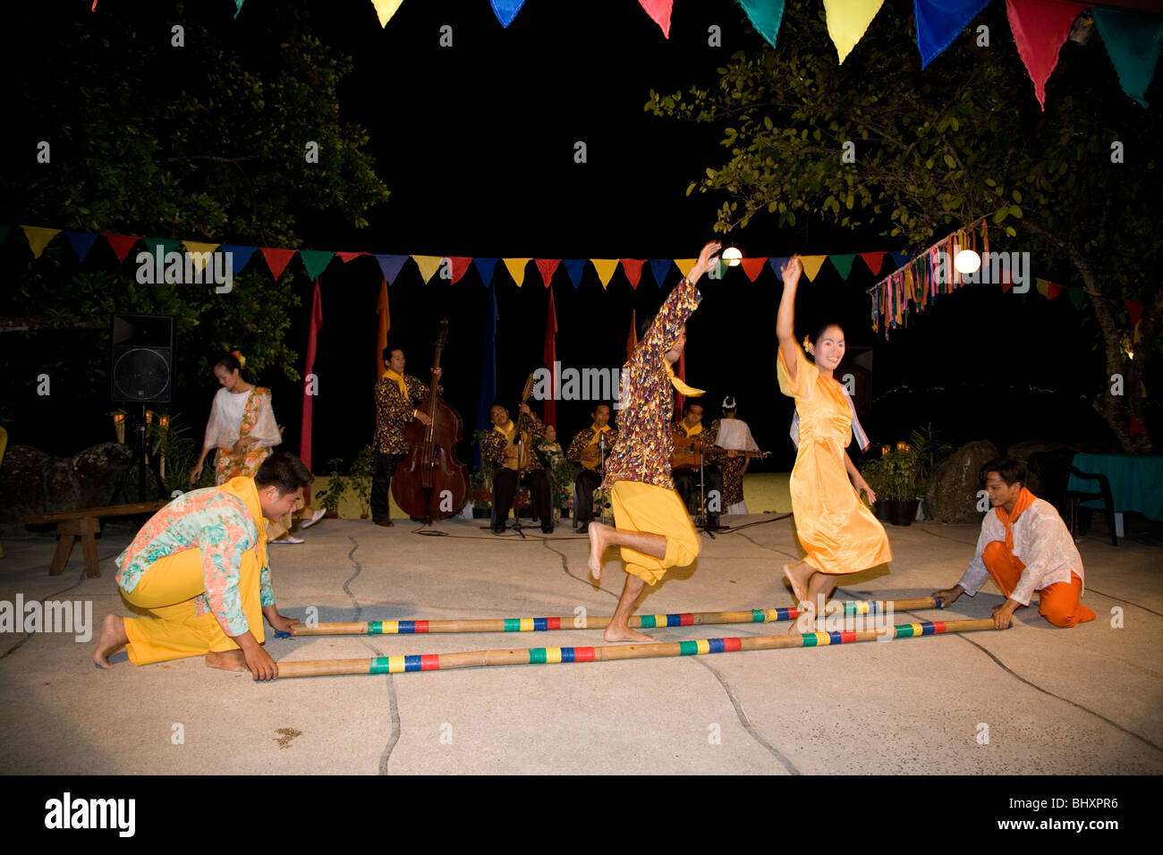 Philippine danze eseguite in prima gli ospiti del resort a Dakak Beach Resort nelle Filippine Foto Stock