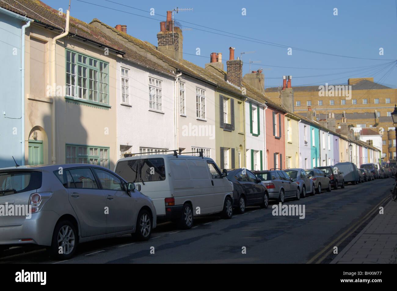 Alloggiamento a schiera e automobili parcheggiate in Kemp Street. Brighton. East Sussex. Inghilterra Foto Stock