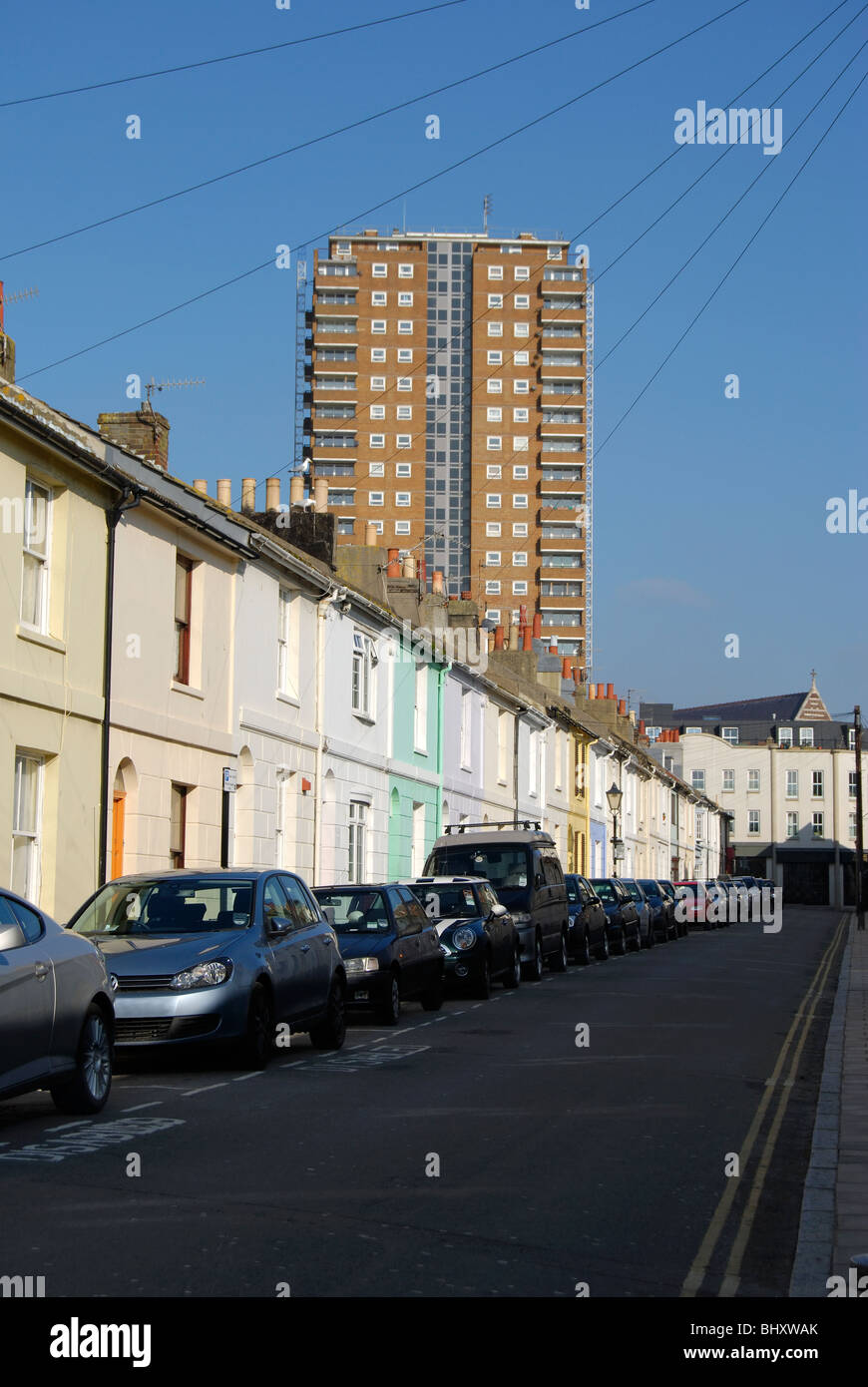 Alloggiamento a schiera e automobili parcheggiate in ordinate Street, Brighton East Sussex, Inghilterra Foto Stock